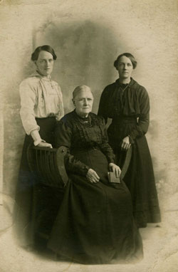 Elizabeth Jane Parr née Sheard (seated) Photo courtesy of Erica Pannell