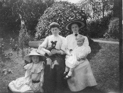 Emma and daughter Joyce with Annie and Brian Eley at Ivy Dene: © collection V. E. Tomlinson