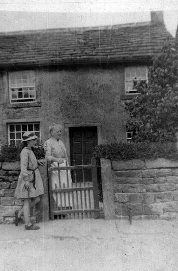 Maria Senior with niece Grace. photo collection V E Tomlinson